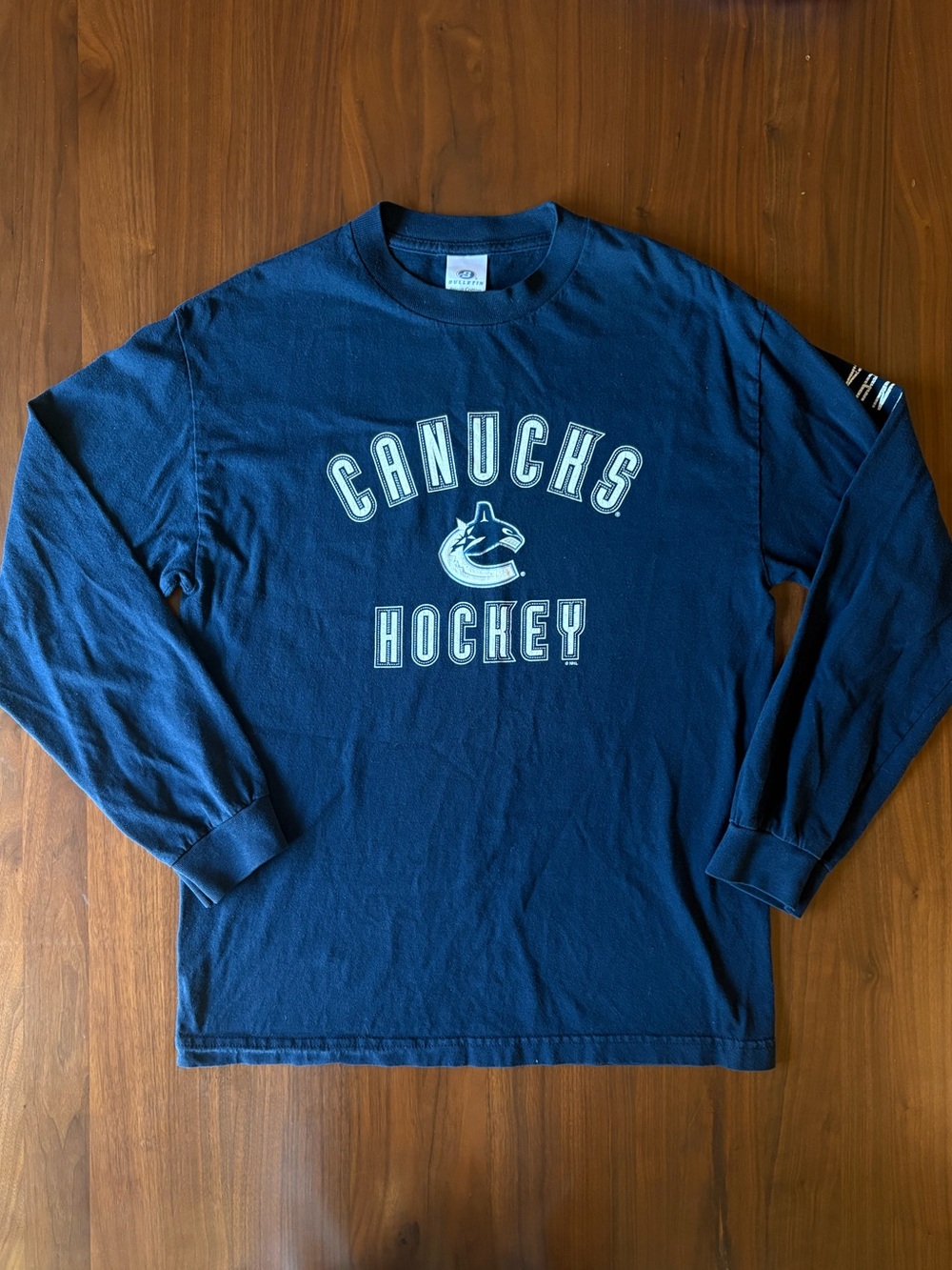 Vancouver Canucks Hockey Long Sleeve Shirt – Men’s Medium